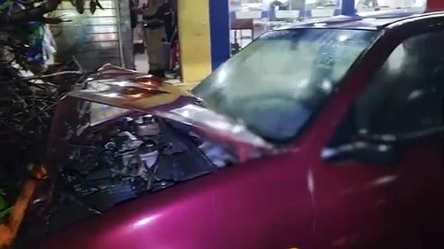 Mulher é flagrada com 0,38 mg/l no bafômetro após bater em trailer de lanche na Avenida Carlos Gomes