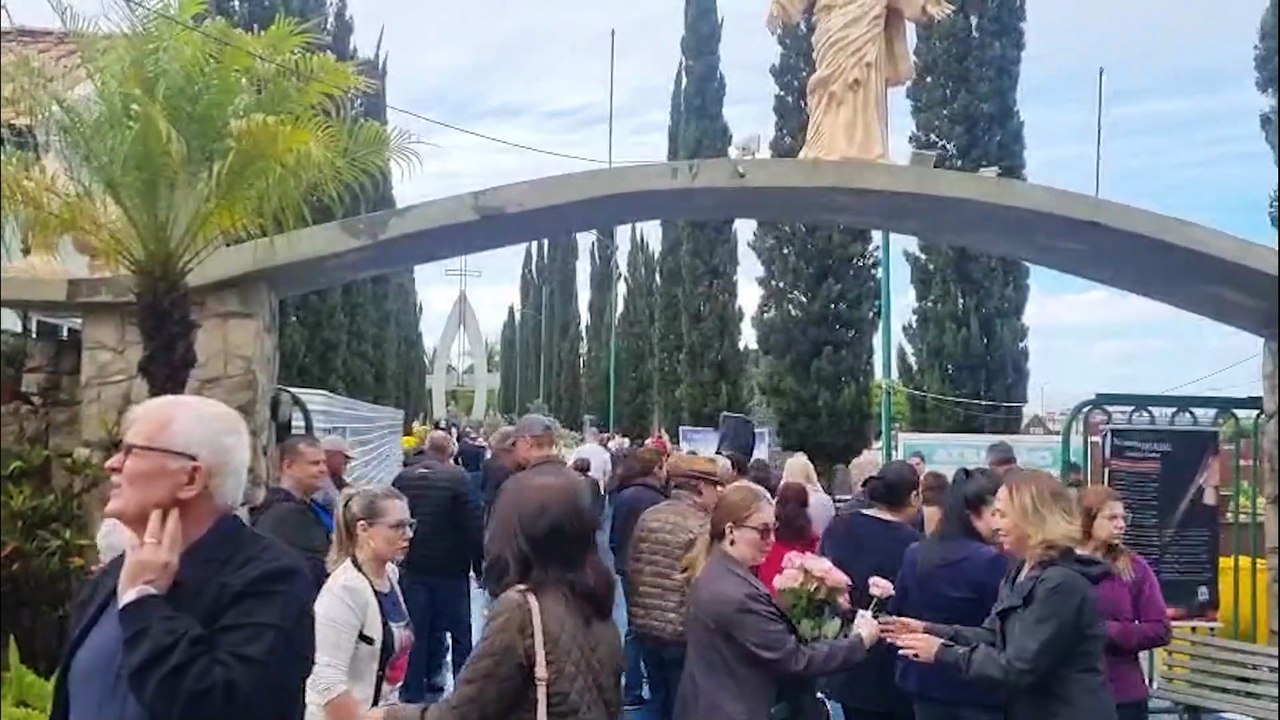 Finados: Missas em memória de entes queridos falecidos são realizadas nos cemitérios de Cascavel