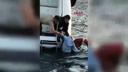 İstanbul Boğazı'nda korku dolu anlar: Denize düşen genç kadını denize atlayıp kurtardı