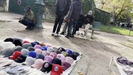 Les vendeurs à la sauvette toujours plus nombreux devant la Tour Eiffel (Images exclusives en caméra cachées)