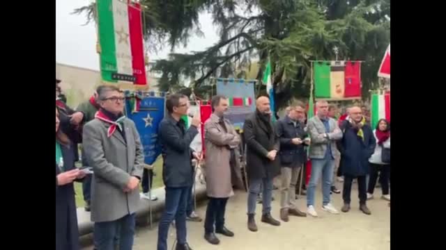 Il presidio contro i cori fascisti nella sede di Fratelli d'Italia, il sindaco: «Parma si riconosce nei valori della Resistenza, chi si siede in Consiglio comunale deve saperlo»