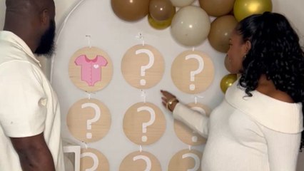 Couple plays tic-tac-toe to reveal their baby's gender during a Christmas family gathering