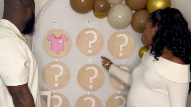 Couple plays tic-tac-toe to reveal their baby's gender during a Christmas family gathering