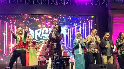 ARLIDA PUTRI BERNYANYI SUKA SUKA