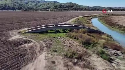 Yıllardır sular altındaydı; bir zamanlar vatandaşların kullandığı köprü kuraklıkla geri döndü!
