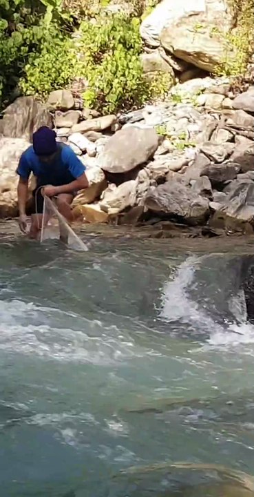 cast net fishing in Nepal | himalayan trout fishing with handmade cast net |