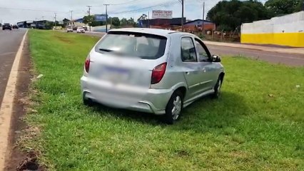 Celta apresenta problema mecânico na BR-277, em Cascavel