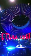 Chris Martin e Seu Jorge se apresentam juntos durante o festival Global Citizen: Amazônia