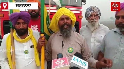 ਪਰਾਲੀ ਨੂੰ ਅੱਗ ਲਗਾਉਣ ਵਾਲੇ ਕਿਸਾਨ 'ਤੇ ਕਾਰਵਾਈ ਕਰਨ ਪਹੁੰਚਿਆ ਪ੍ਰਸ਼ਾਸਨ, ਕਿਸਾਨ ਜੱਥੇਬੰਦੀਆਂ ਨੇ ਪਾਇਆ ਘੇਰਿਆ