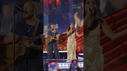 Chris Martin convida Anitta e arrisca português em show em Belém: ‘Desculpem’