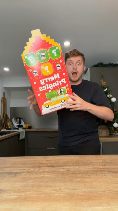 Calendrier de l’Avent Pringles de chez Normal 😱✨De quoi avoir un apéro du 1er au 24 décembre 😂✨Vous ne pourrez plus dire que vous n’avez pas de quoi grignoter le soir du réveillon…À moins que le Père Noël s’empare de vos chips avant vous 🎅😂
