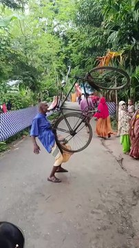 Unbelievable Feat of Strength: Man Lifts Full Bicycle with His Mouth!