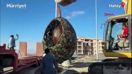 Altınözü'ne, atıklardan 8 metre yüksekliğinde, 5 ton ağırlığında 'zeytin tanesi' heykeli yaptı