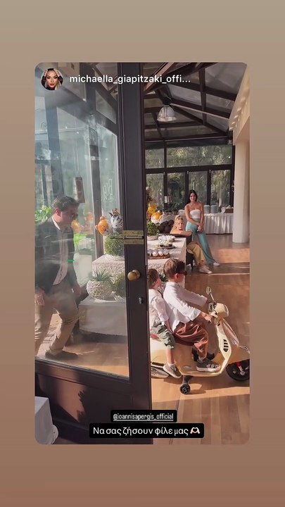 Η στιγμή που βαπτίζεται ο γιος του Ιωάννη Απέργη