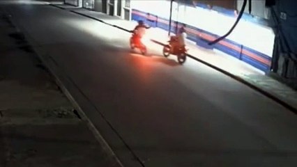 Momento en que agreden a motociclista en Catacamas y es auxiliado por ciudadanos