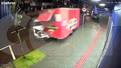 Cacetada! Câmera flagra carro atingindo em cheio trailer de lanche em Cascavel