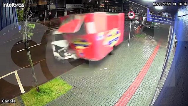 Cacetada! Câmera flagra carro atingindo em cheio trailer de lanche em Cascavel