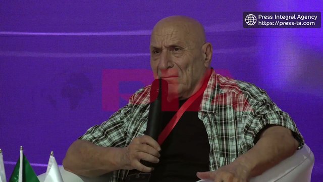 الروائي العالمي رشيد بوجدرة ، يفاجئ الجميع و يتمنى القتال مع حركة حماس في غزة