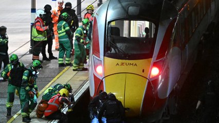 Descartan móvil terrorista tras ataque que dejó diez heridos en un tren de Reino Unido