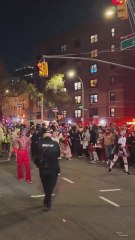 Cientos de personas bailan "Thriller" durante el desfile de Halloween en NY