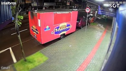 Câmera de segurança registra Kwid atingindo em cheio trailer na Avenida Carlos Gomes, no Bairro Parque São Paulo
