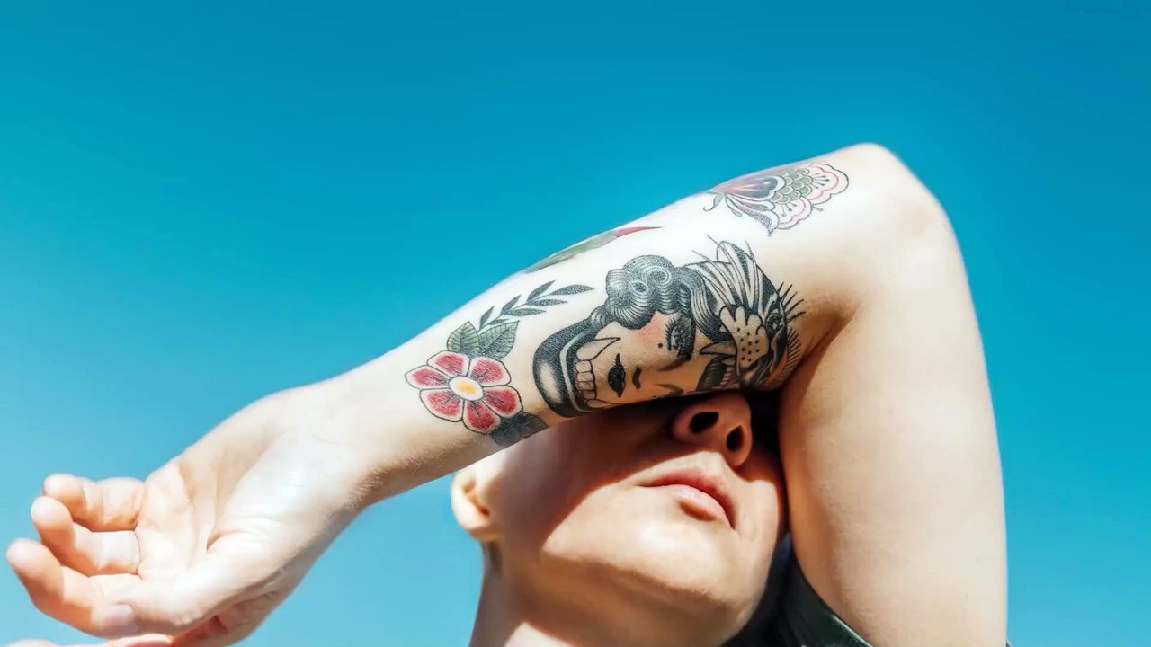 Estudio revela que las personas con tatuajes coloridos y alegres son consideradas más agradables