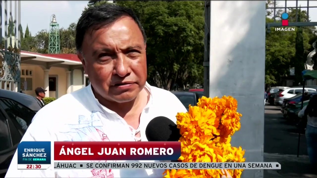 Miles de familias mexicanas acuden a los panteo...