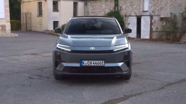 2026 Toyota C-HR+ im Silbergrau: 77-kWh-Akku, Allrad & 150 kW DC-Laden