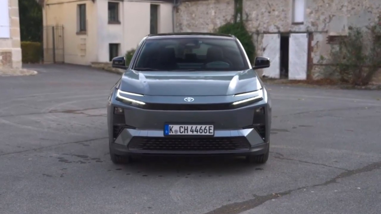 2026 Toyota C-HR+ im Silbergrau: 77-kWh-Akku, Allrad & 150 kW DC-Laden