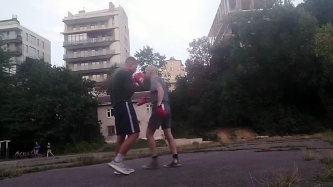 Двійка: лівий-правий прямой в голову, захист нирок