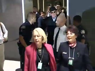 Johnny Hallyday 2009 – Jean-Claude Camus arrive à Los Angeles après l’hospitalisation du chanteur (AFP, 15 décembre)