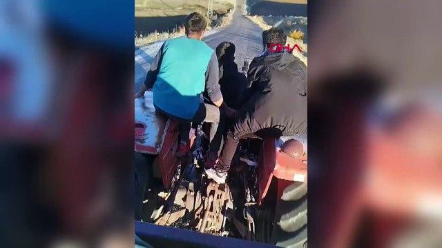 Seyahat ettiği traktörün devrildiği kazayı görüntüledi