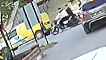 Denizli’de akıl almaz kaza: Sinyali koluyla verince motosikletliyi yere düşürdü