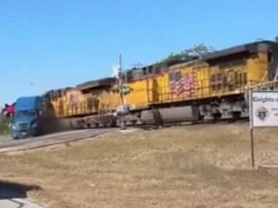 Am Bahnübergang: Güterzug rast in Autotransporter