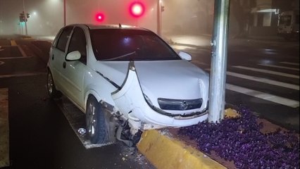 Corsa é abandonado com marcas de sangue após acidente na Avenida Carlos Gomes