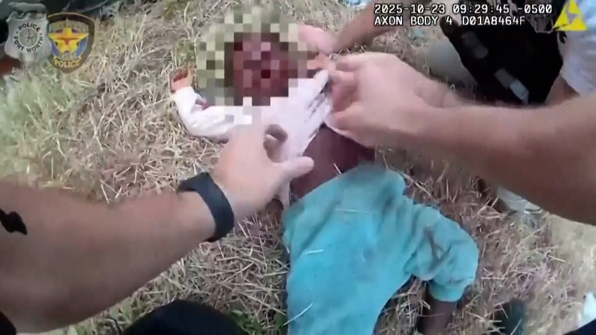 Un impactante accidente de trfico ocurrido en Fort Worth, Texas, termin con un final esperanzador. Segn informaron las autoridades, una mujer y su beb salieron despedidos del vehculo tras un violento choque. El pequeo qued atrapado bajo el coche e inconsciente, lo que gener momentos de gran tensin entre los testigos y los equipos de emergencia.

Agentes de la Polica de Fort Worth lograron rescatar rpidamente al menor y comenzaron a practicarle maniobras de reanimacin cardiopulmonar (RCP) en el lugar del siniestro. Gracias a la rpida intervencin de los oficiales, el beb recuper la respiracin y fue trasladado de inmediato a un hospital cercano para recibir atencin mdica.

Las autoridades locales investigan las causas del accidente, mientras los mdicos confirman que el pequeo se encuentra fuera de peligro. Este suceso ha conmocionado a la comunidad de Fort Worth, que celebra la valiente actuacin policial que permiti salvar la vida del beb.

Un recordatorio del valor del tiempo de respuesta y la preparacin en primeros auxilios, factores decisivos para evitar una tragedia.