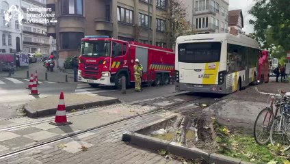 Un bus heurte un talus avenue du Parc et répand 200 litres de diesel à Saint-Gilles