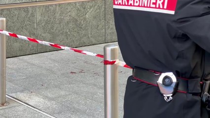 Piazza Gae Aulenti: donna accoltellata in pieno giorno, l'aggressore in fuga