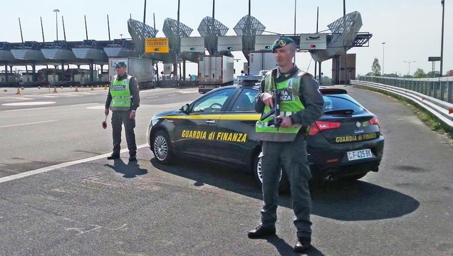 Abiti rumeni spacciati per made in Italy : smantellato giro da milioni, cinque denunciati (03.11.25)