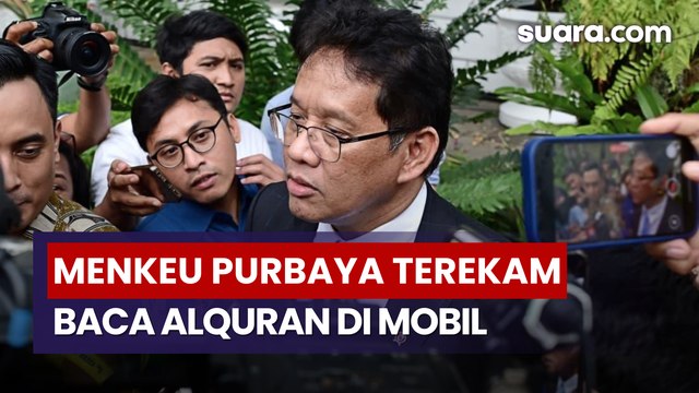 Di Sela Kesibukan, Menkeu Purbaya Terekam Baca Alquran di Dalam Mobil