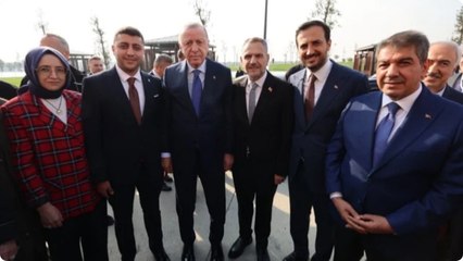 CHP’den AKP’ye geçti: Erdoğan rozeti taktı...