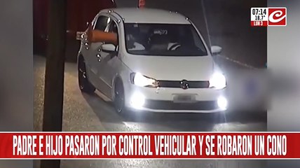 Insólito: padre e hijo pasaron por un control vehicular... ¡y se robaron un cono!