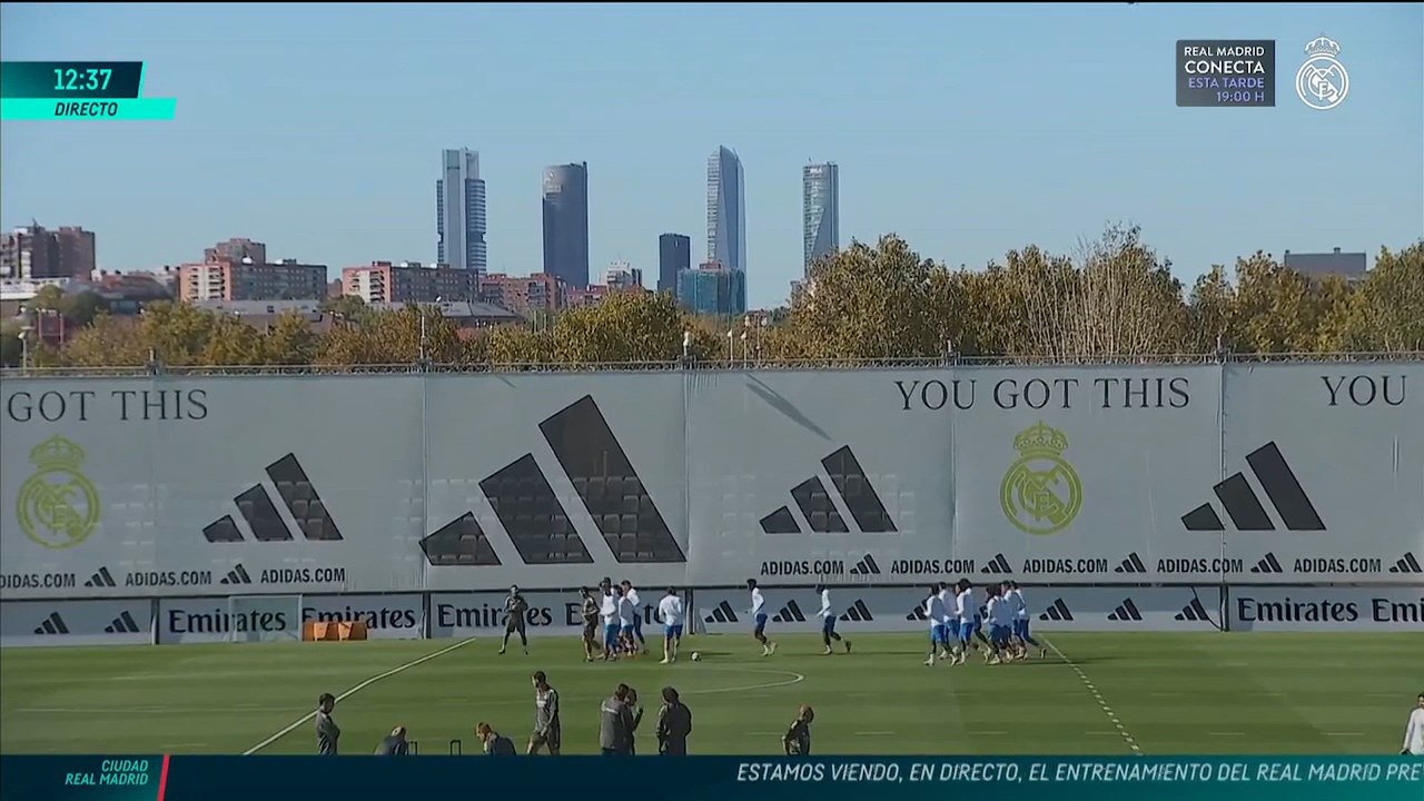 El entrenamiento completo del Real Madrid previ...