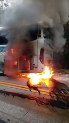 Chamas atingem ônibus