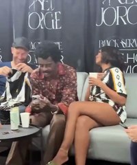 Gaby Amarantos e Chris Martin são filmados conversando no camarim após boatos de affair