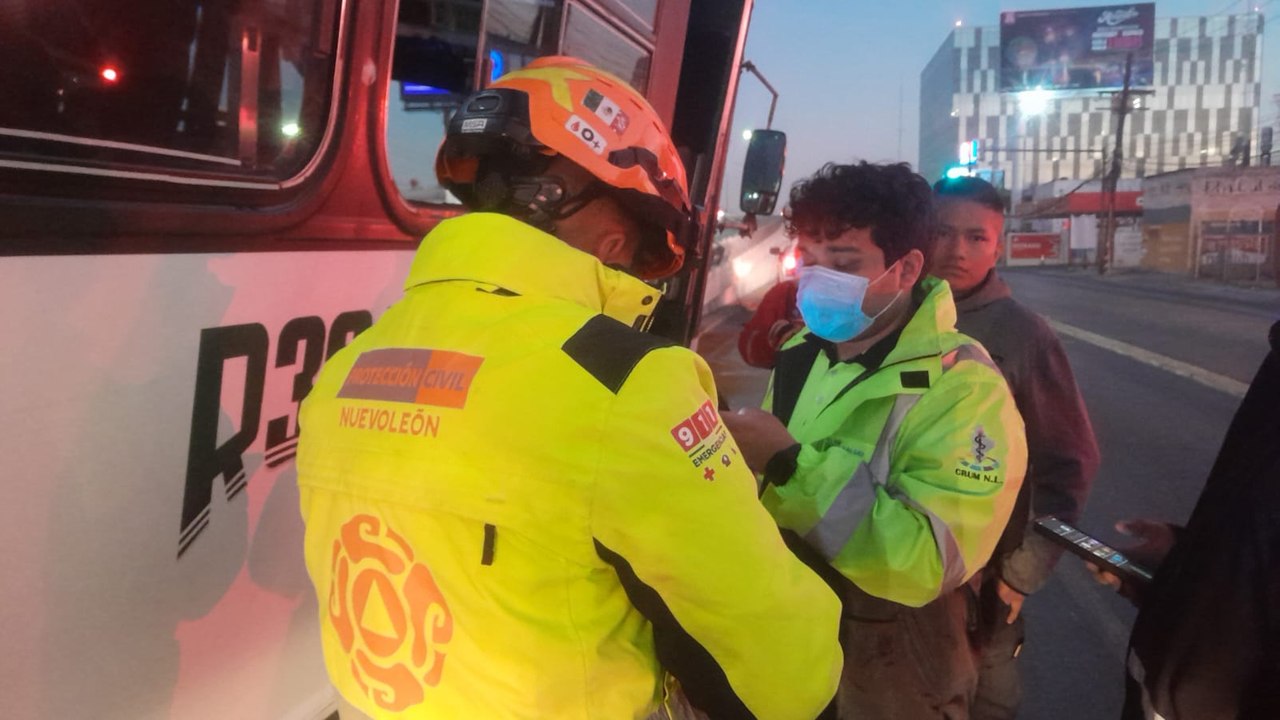 VIDEO | Aparatoso choque de ruta urbana en provoca caos vial y deja lesionados en Monterrey