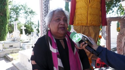 Entre flores de cempasúchil y recuerdos, los jaliscienses llenan el panteón de Mezquitán