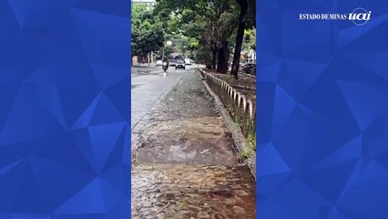 Rompimento de cano provoca vazamento de água na Avenida Getúlio Vargas