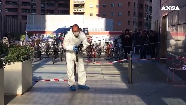 Accoltellata a Milano, i rilievi dei carabinieri della scientifica