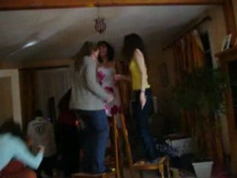 trois folles qui dansent debout sur des chaises